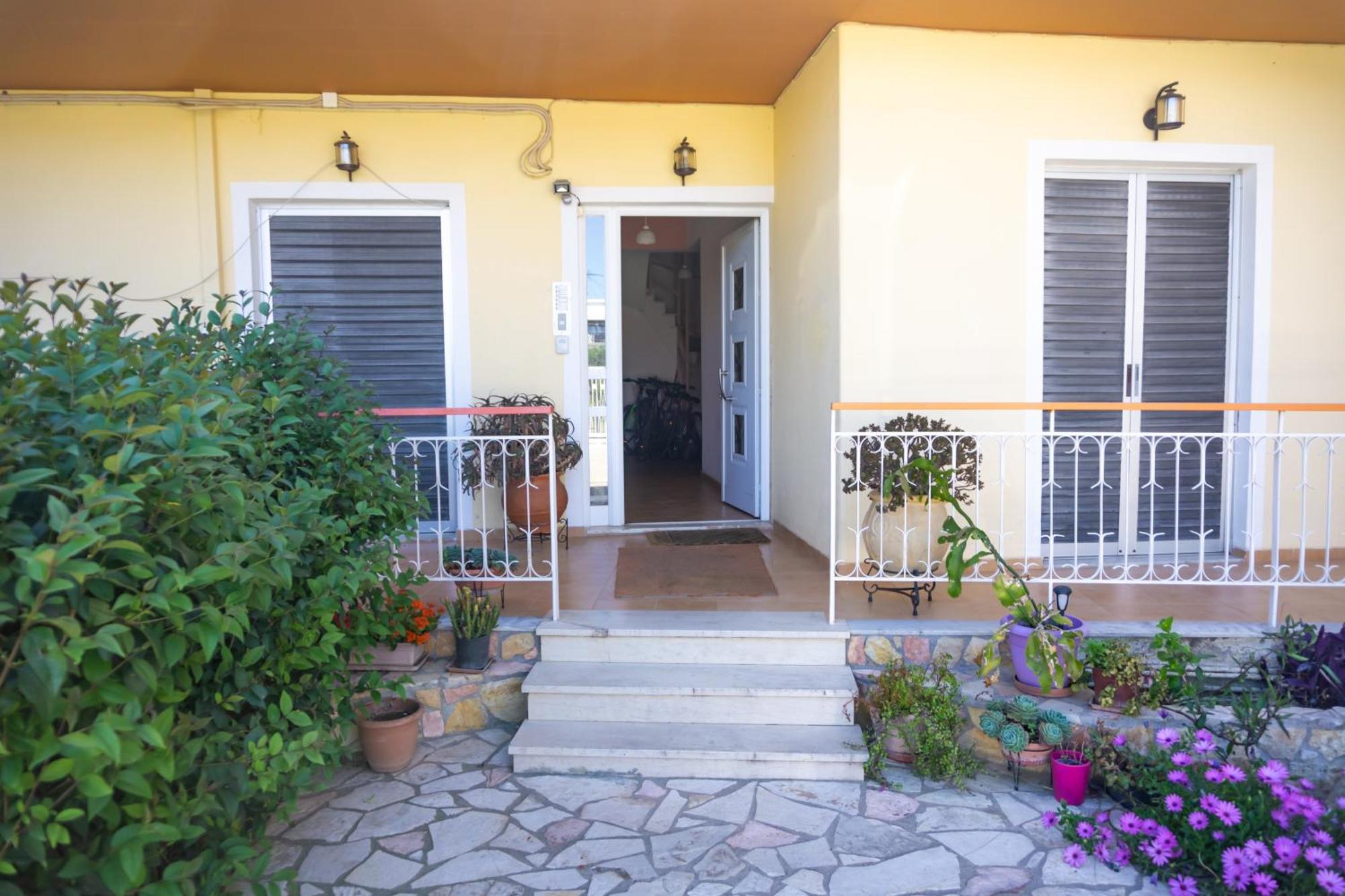 Mema'S Tranquil Studio In Patra - Free Parking Eksteriør bilde